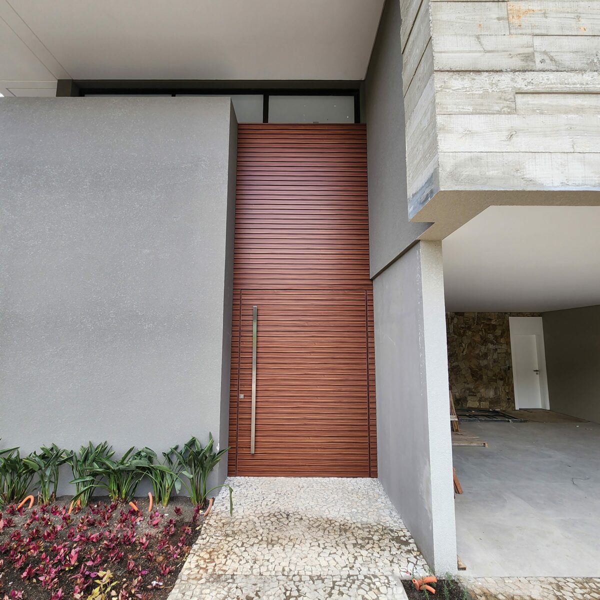 20220916_170051 Porta em ACM modelo ripado na horizontal chapa Wood Mogno - Imagem 3