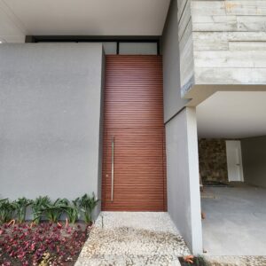 Porta em ACM modelo ripado na horizontal chapa Wood Mogno - Imagem 3