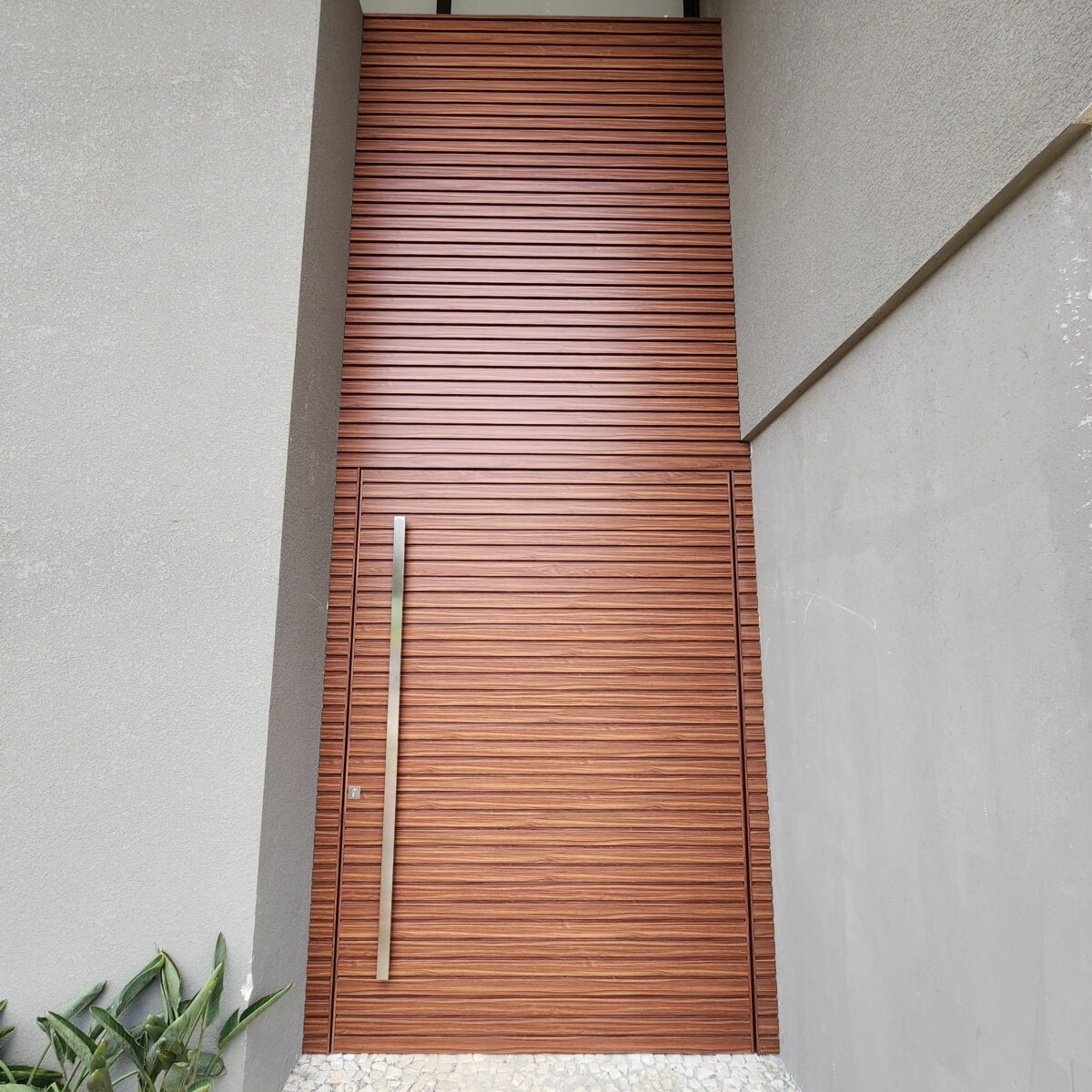 20220916_170056 Porta em ACM modelo ripado na horizontal chapa Wood Mogno - Imagem 2