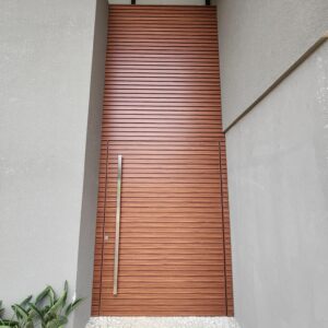 Porta em ACM modelo ripado na horizontal chapa Wood Mogno - Imagem 2