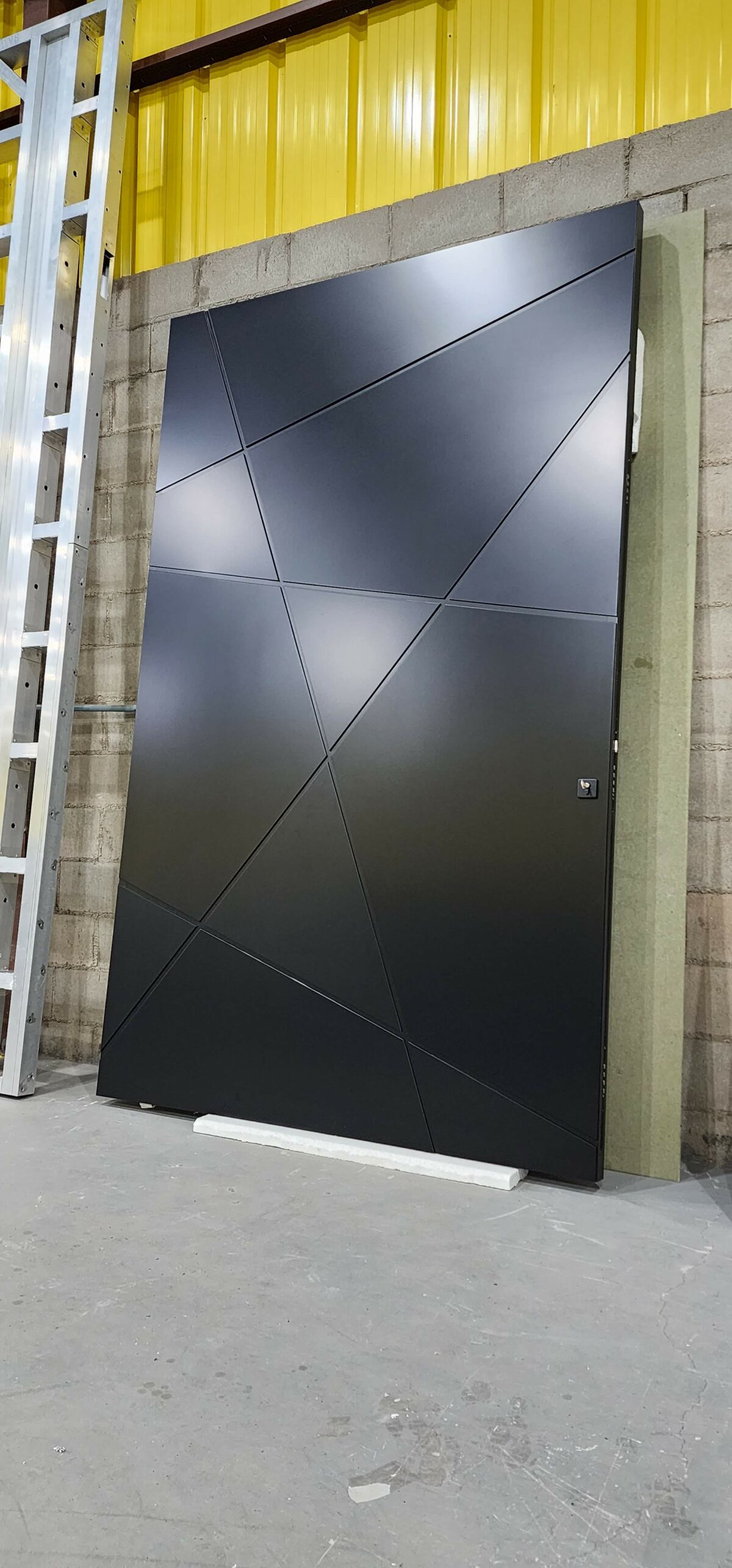 Porta em ACM modelo BBB preto fosco - Imagem 4