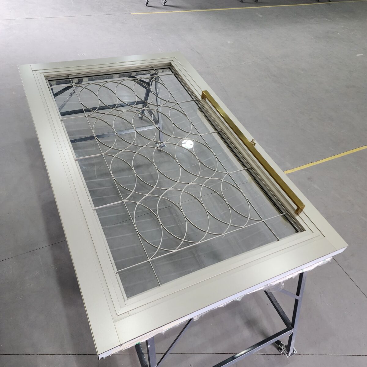 Porta em ACM PRO 136 Sand Golden com grade colonial - Imagem 7