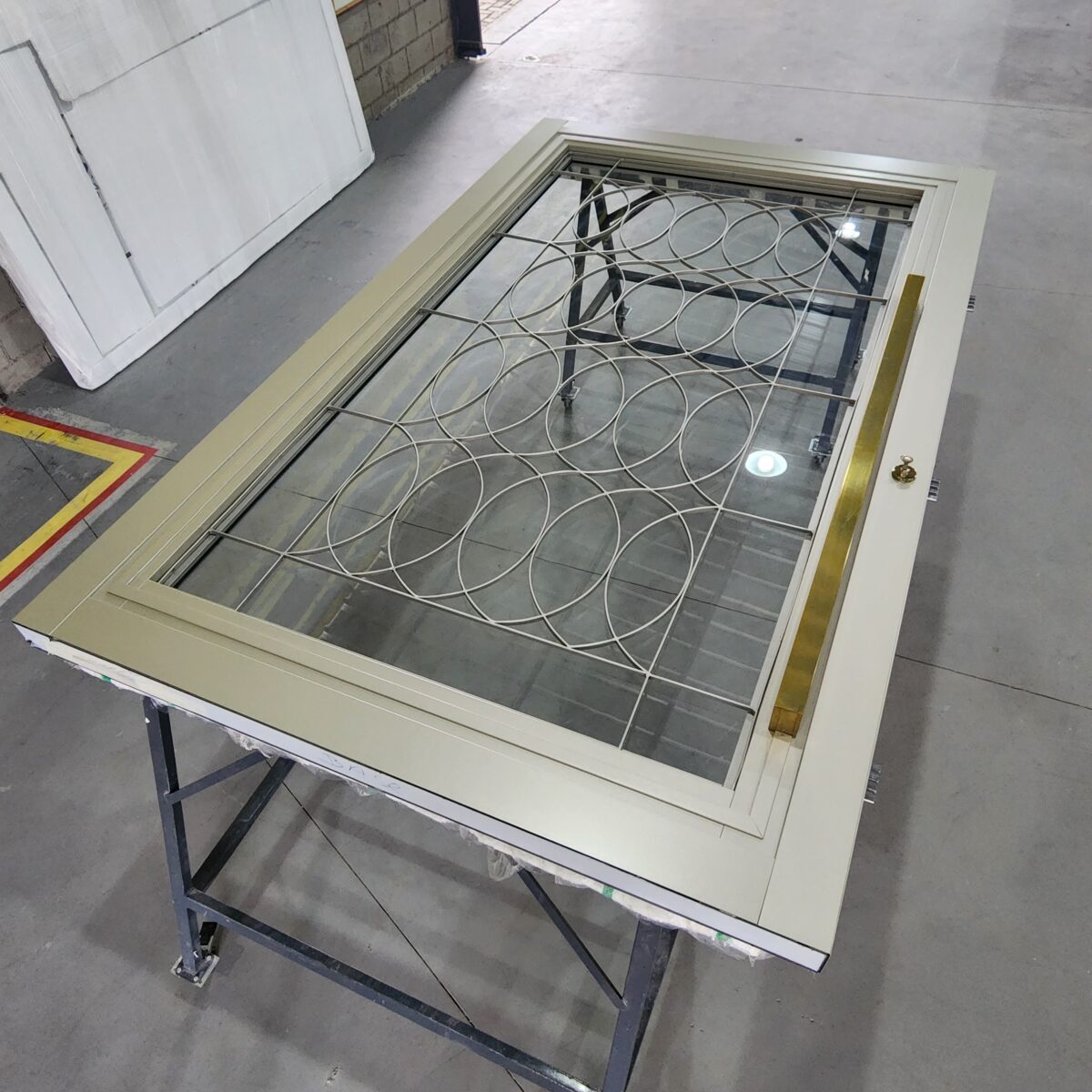 Porta em ACM PRO 136 Sand Golden com grade colonial - Imagem 8