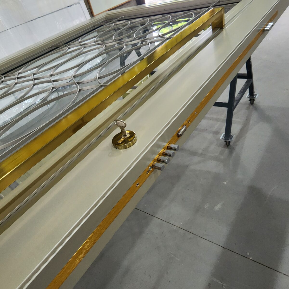 Porta em ACM PRO 136 Sand Golden com grade colonial - Imagem 9