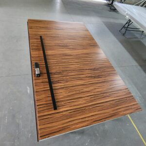 Porta em ACM chapa Wood Jatobá com fechadura digital Intelbras