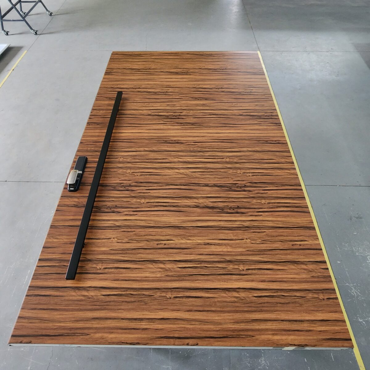 Porta em ACM chapa Wood Jatobá com fechadura digital Intelbras - Imagem 2