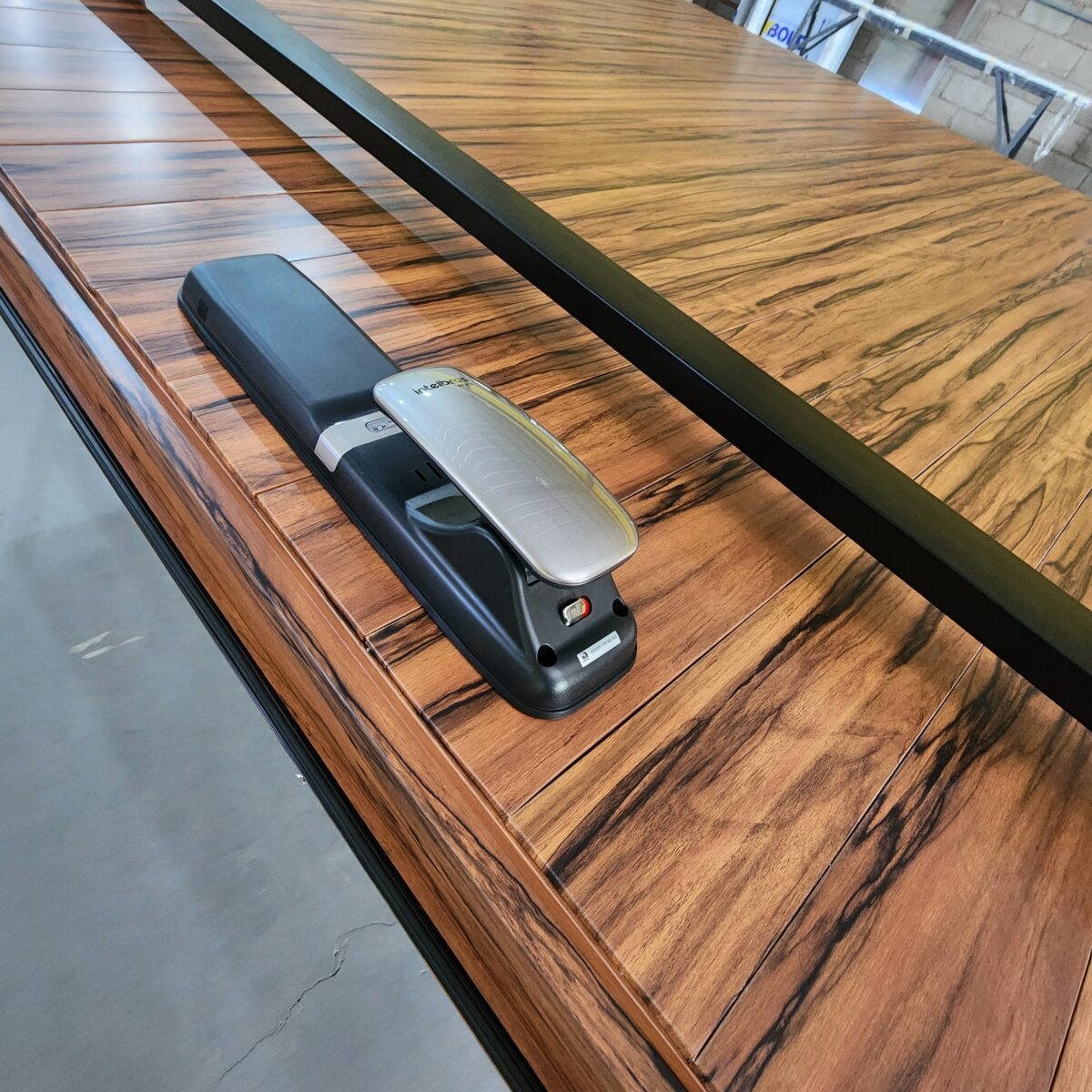 Porta em ACM chapa Wood Jatobá com fechadura digital Intelbras - Imagem 6