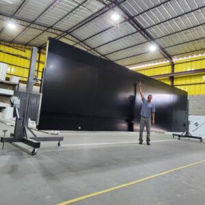 Gigante porta em ACM 2,40 x 8,25 preto fosco com puxador cava na própria porta - Imagem 2