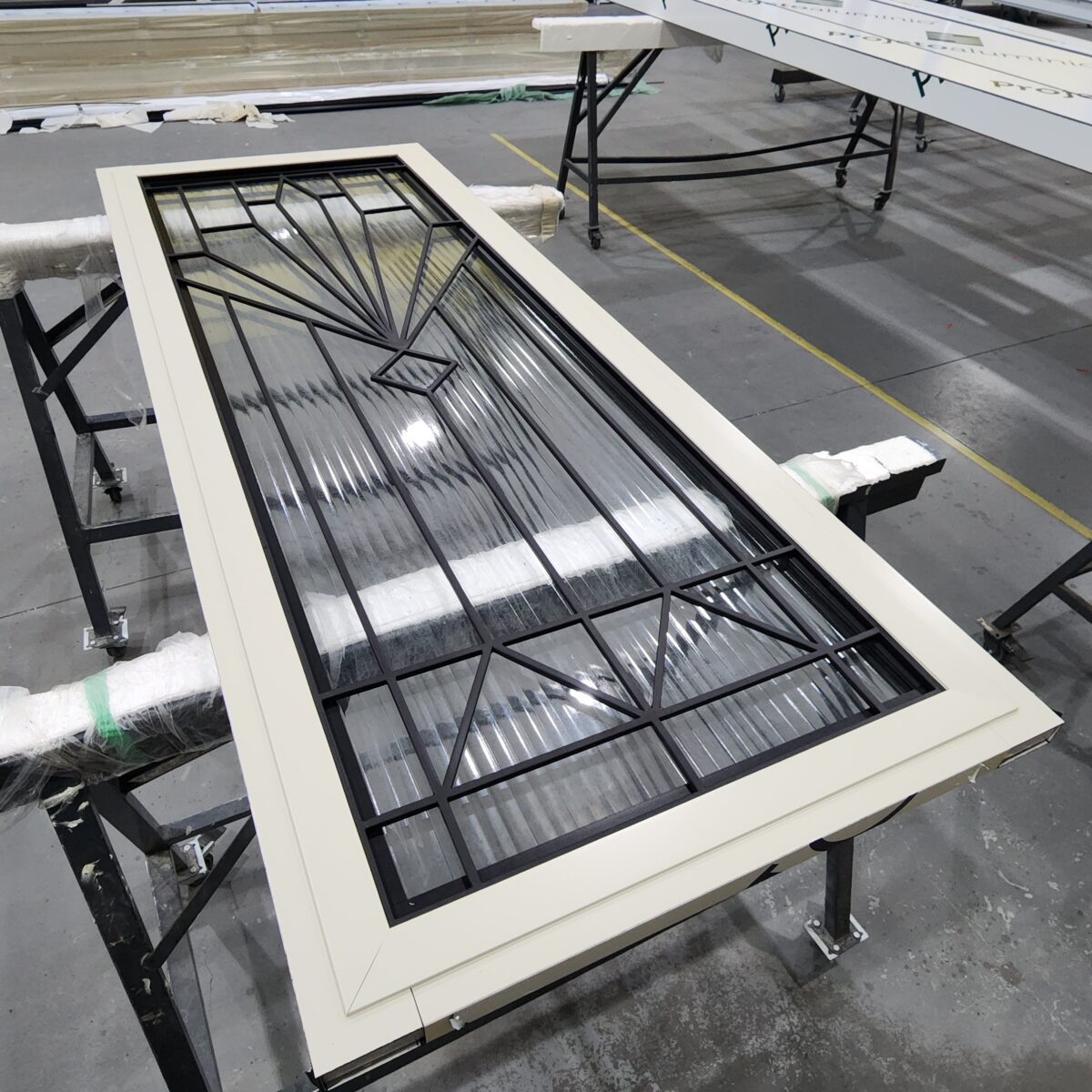 Porta em ACM com grade de ferro especial - Imagem 2