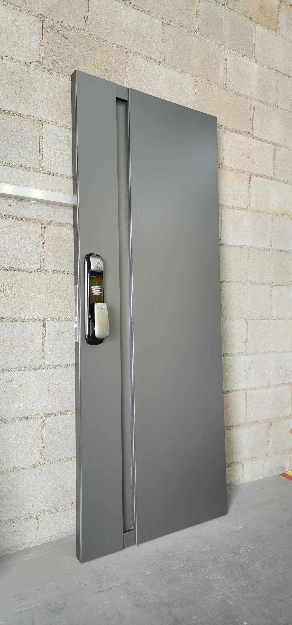 Porta em ACM chapa Dark Grey com puxador cava na própria porta - Imagem 2