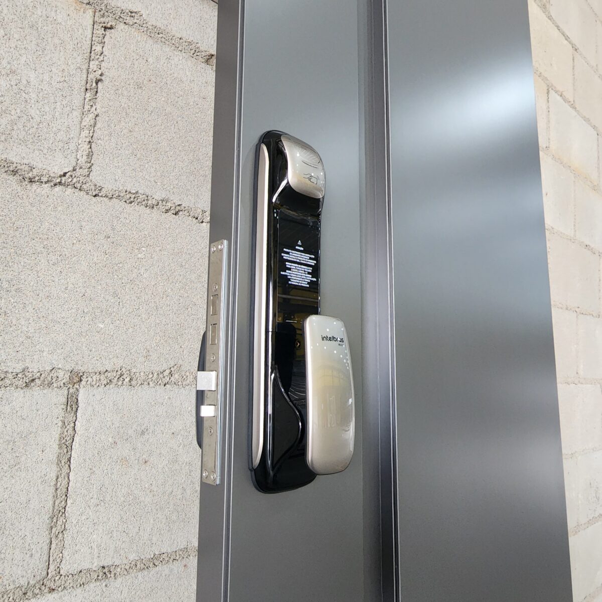 Porta em ACM chapa Dark Grey com puxador cava na própria porta - Imagem 1