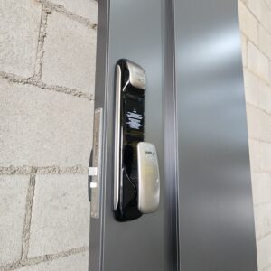 Porta em ACM chapa Dark Grey com puxador cava na própria porta