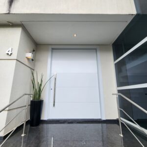 Porta em ACM branco fosco com frisos horizontais