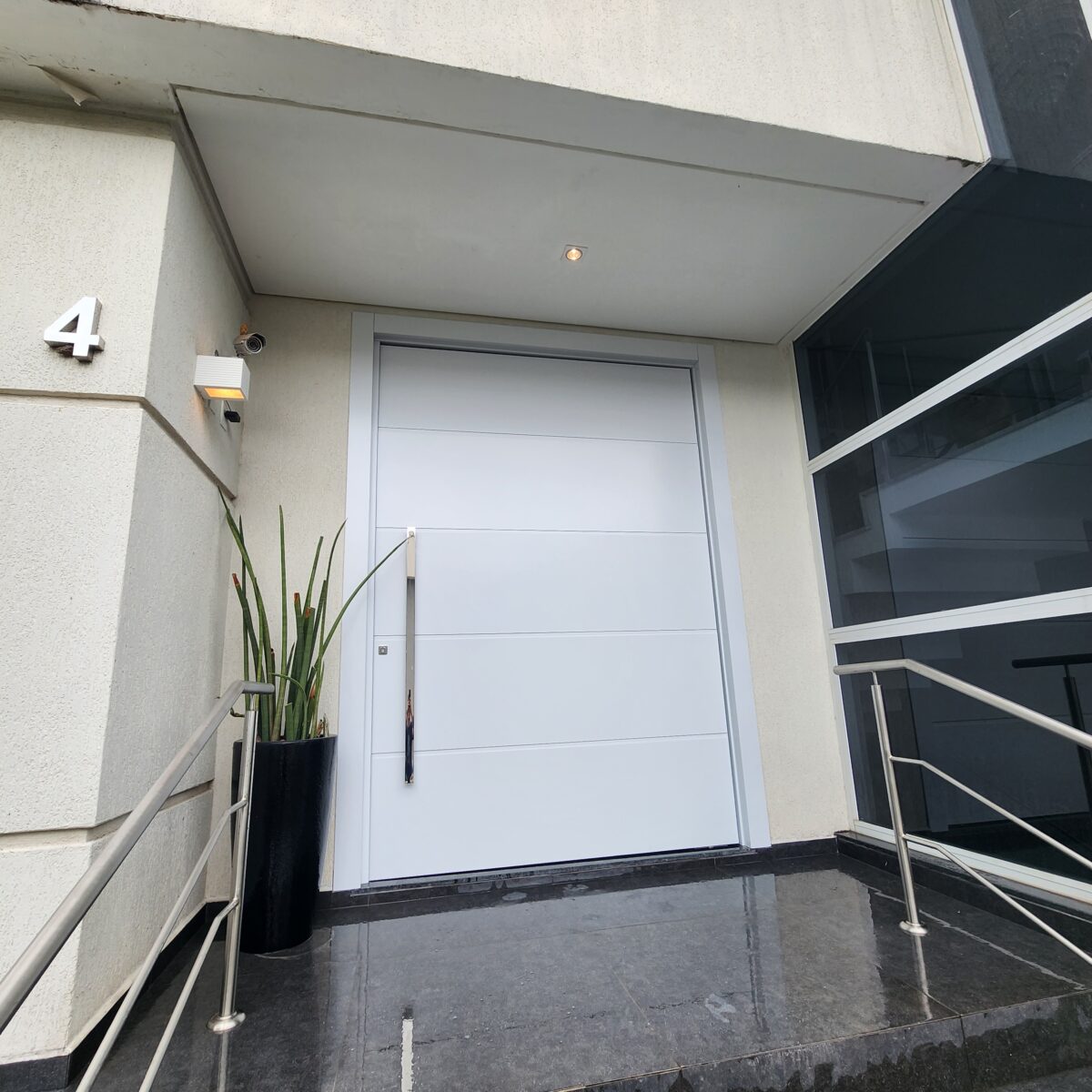 Porta em ACM branco fosco com frisos horizontais - Imagem 2