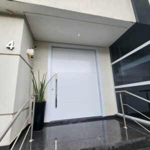 Porta em ACM branco fosco com frisos horizontais - Imagem 2