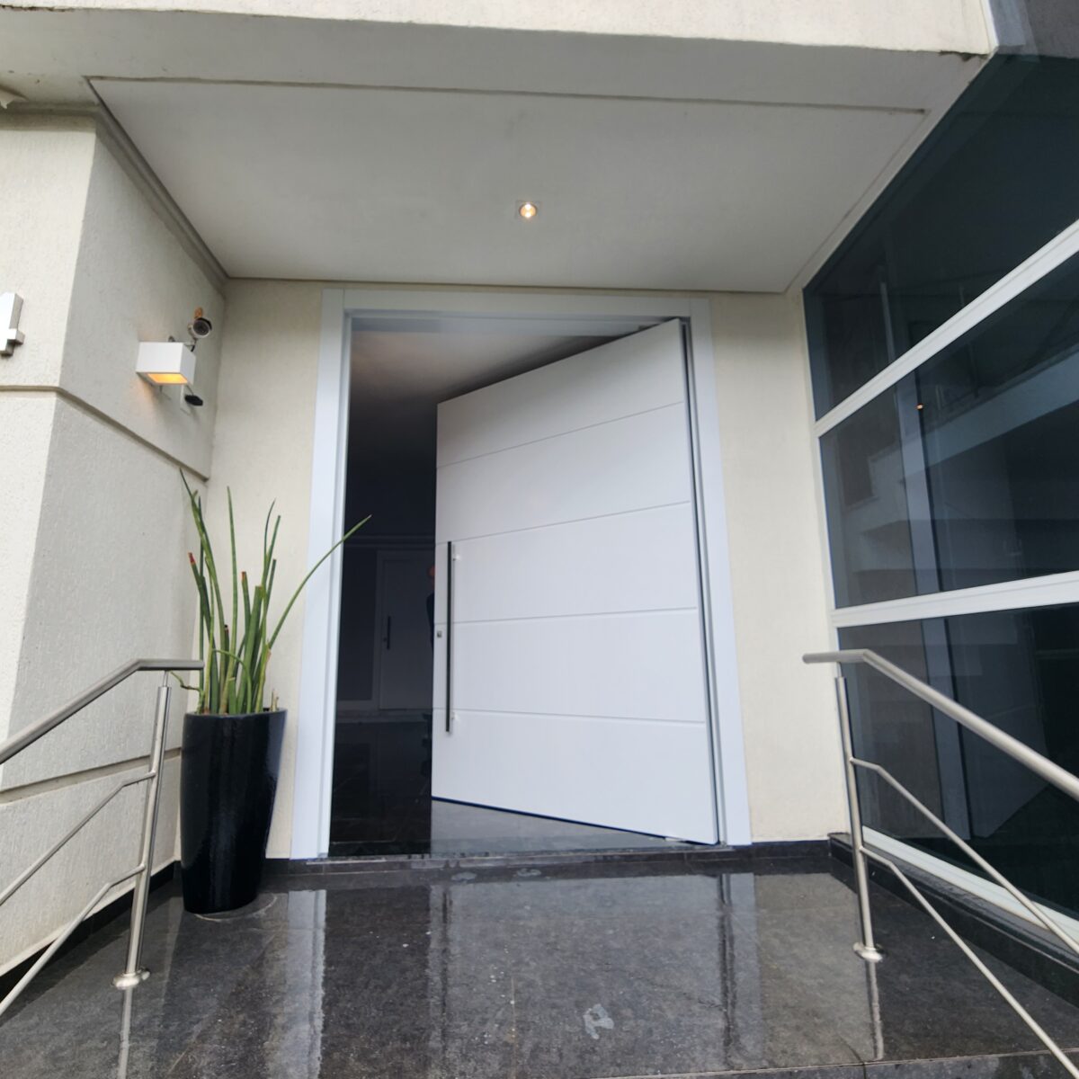 Porta em ACM branco fosco com frisos horizontais - Imagem 3