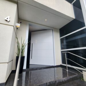 Porta em ACM branco fosco com frisos horizontais - Imagem 4