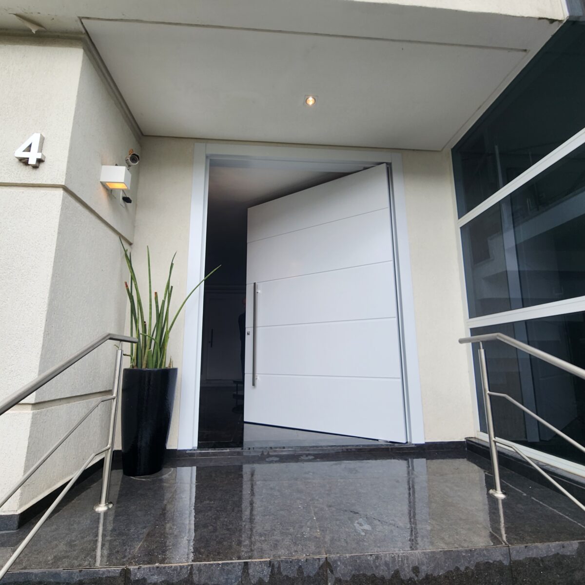 Porta em ACM branco fosco com frisos horizontais - Imagem 5