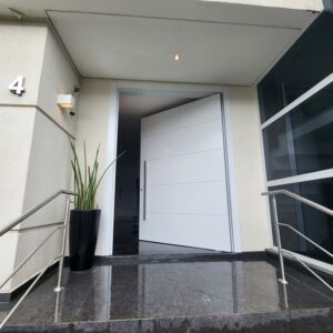 Porta em ACM branco fosco com frisos horizontais - Imagem 5