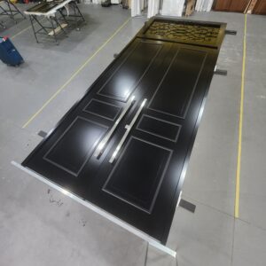 Porta em ACM sistema de abertura dupla modelo colonial com grade de ferro superior - Imagem 3