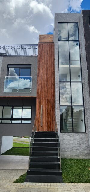 Porta em ACM Wood Jatobá ripado na vertical