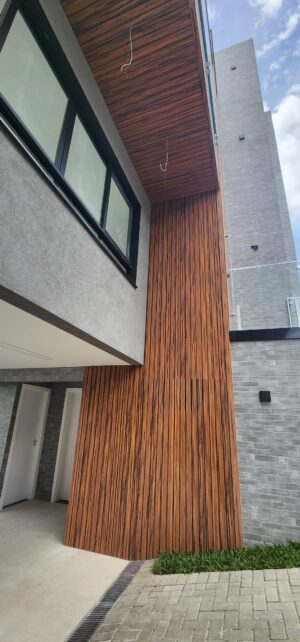 Porta em ACM Wood Jatobá ripado na vertical - Imagem 6