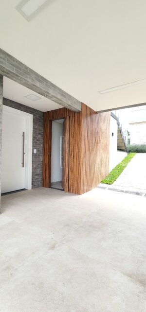 Porta em ACM Wood Jatobá ripado na vertical - Imagem 9