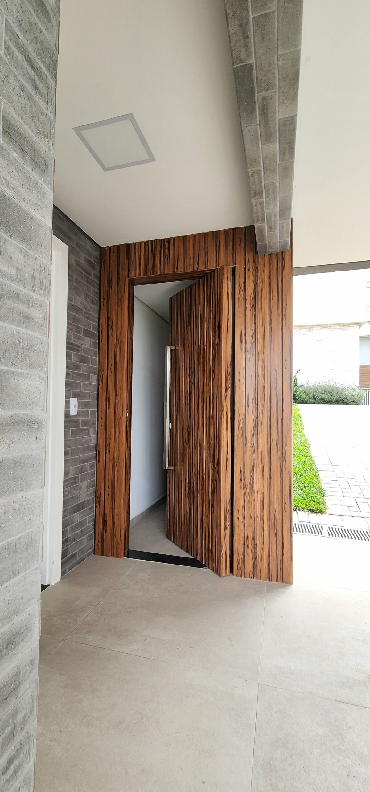 20230303_133807 Porta em ACM Wood Jatobá ripado na vertical - Imagem 10