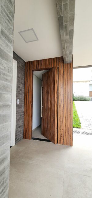 Porta em ACM Wood Jatobá ripado na vertical - Imagem 10