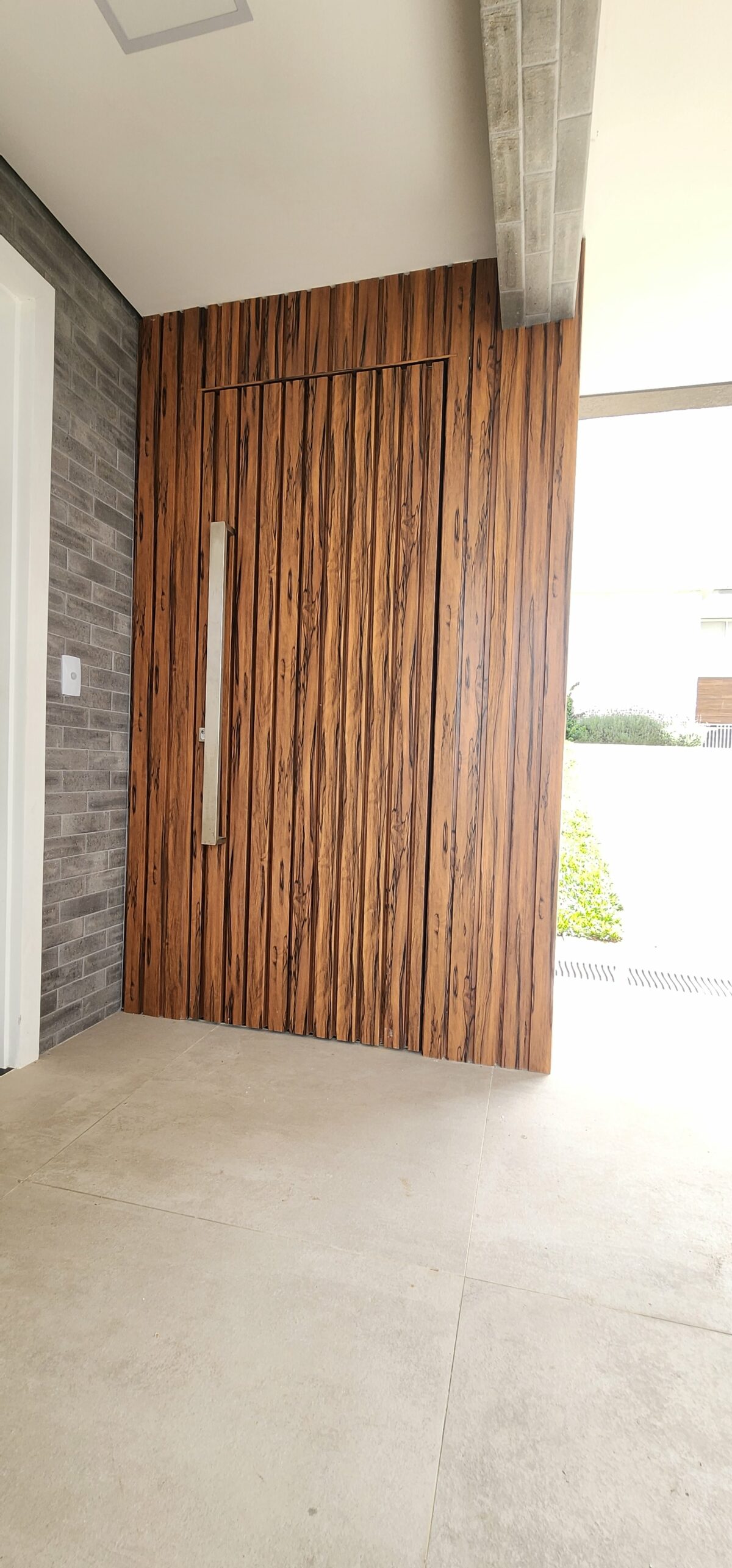 20230303_133820 Porta em ACM Wood Jatobá ripado na vertical - Imagem 11