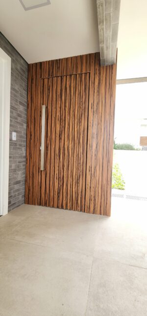 Porta em ACM Wood Jatobá ripado na vertical - Imagem 11