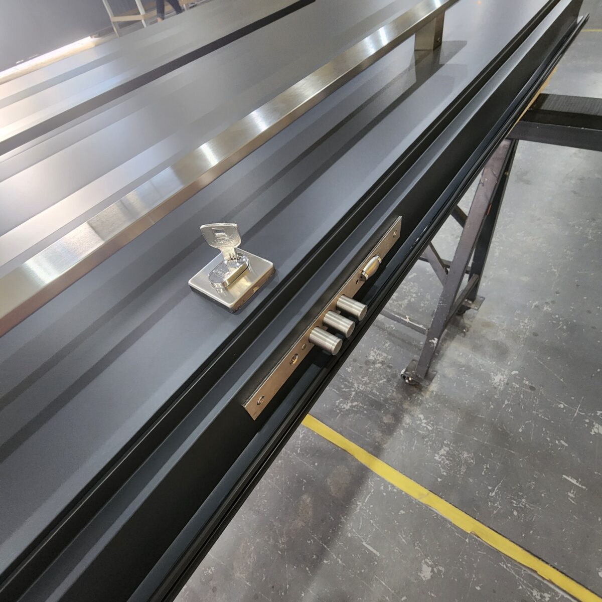 20230308_165514 Porta em ACM 3D Pro 7016 Anthracite Grey - Imagem 5