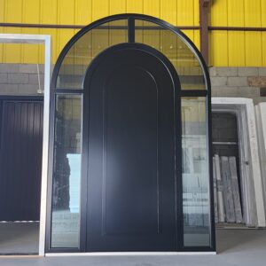 Porta em ACM modelo em arco preto fosco com portal de vidro em arco