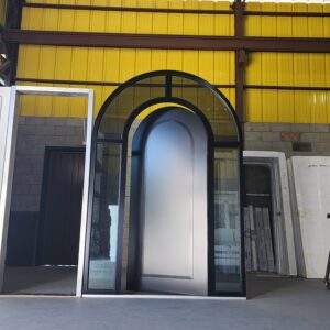 Porta em ACM modelo em arco preto fosco com portal de vidro em arco - Imagem 2