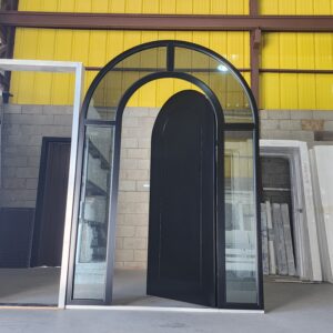 Porta em ACM modelo em arco preto fosco com portal de vidro em arco - Imagem 3