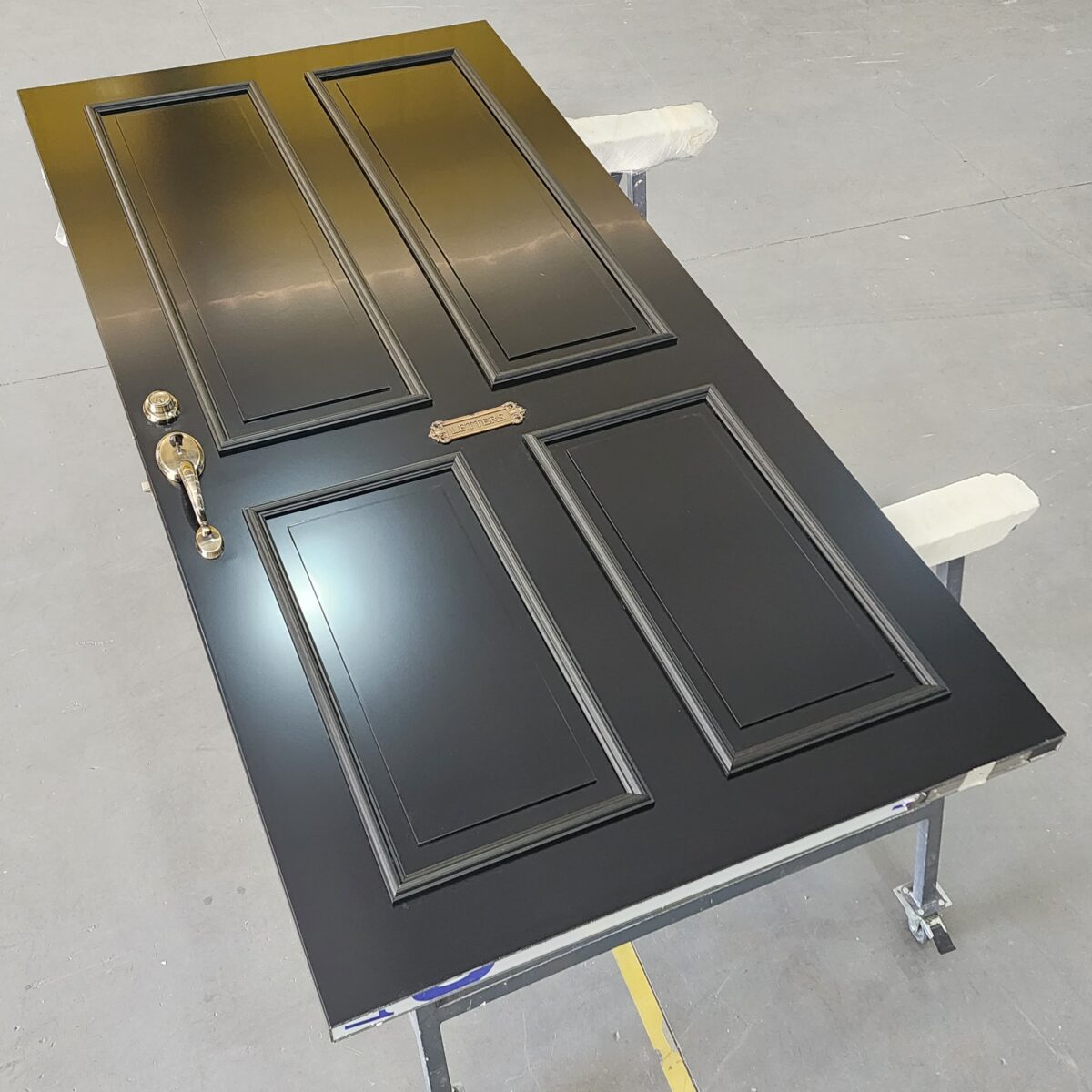 Porta em ACM preto fosco modelo colonial - Imagem 1