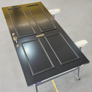 Porta em ACM preto fosco modelo colonial