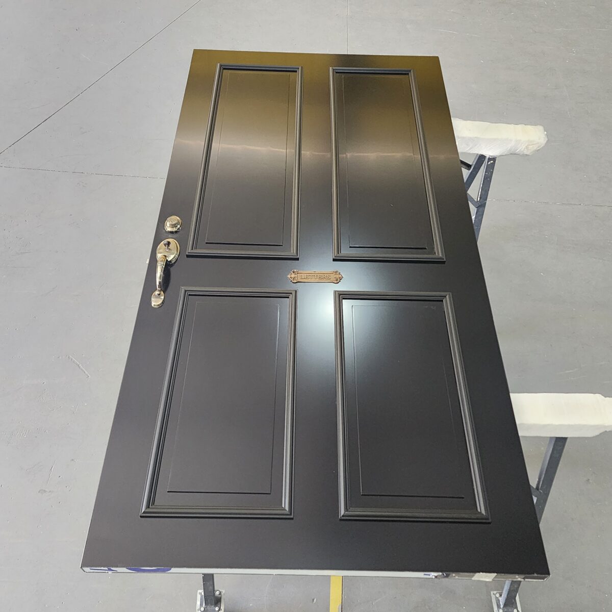 Porta em ACM preto fosco modelo colonial - Imagem 2