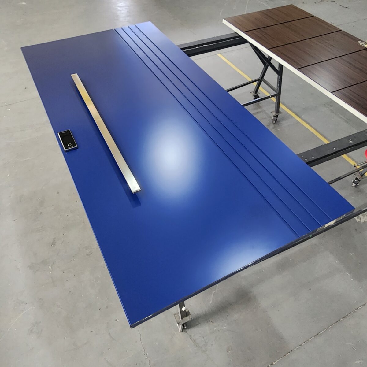 Porta em ACM azul com fechadura digital marca Pado - Imagem 2