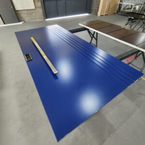 Porta em ACM azul com fechadura digital marca Pado