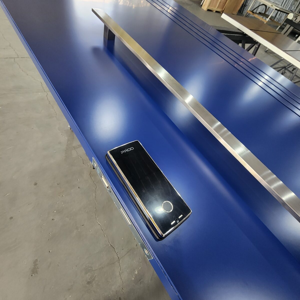 Porta em ACM azul com fechadura digital marca Pado - Imagem 4