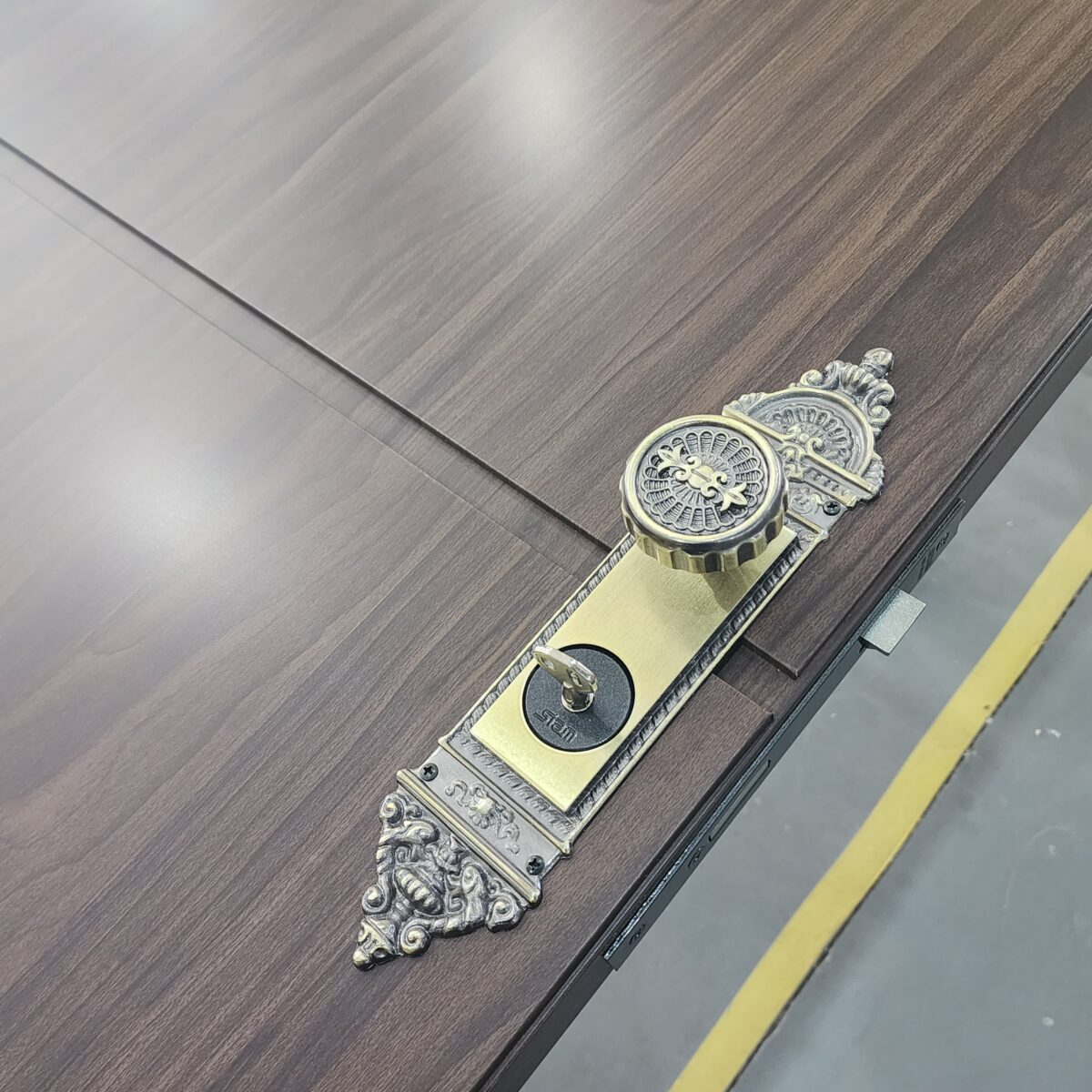 20230328_115308 Porta em ACM chapa Wood Sucupira com fechadura colonial - Imagem 4