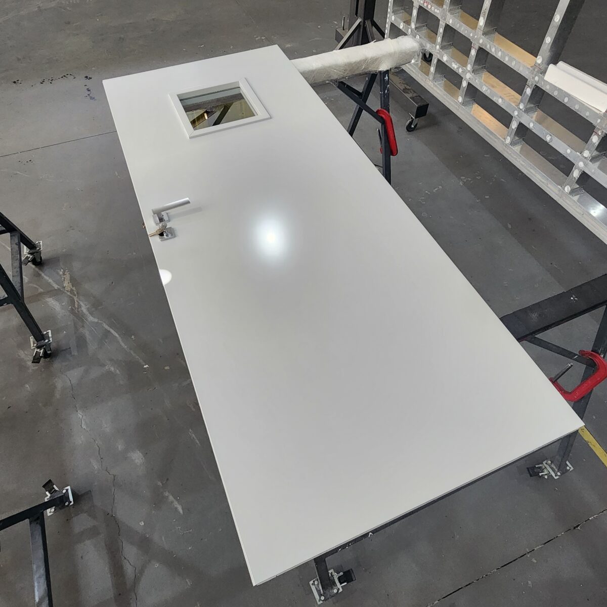 Porta em ACM branco fosco com visor de vidro incolor - Imagem 1