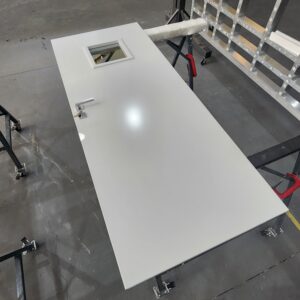 Porta em ACM branco fosco com visor de vidro incolor