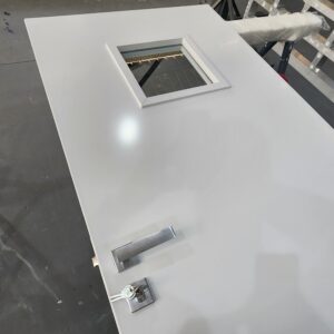 Porta em ACM branco fosco com visor de vidro incolor - Imagem 3