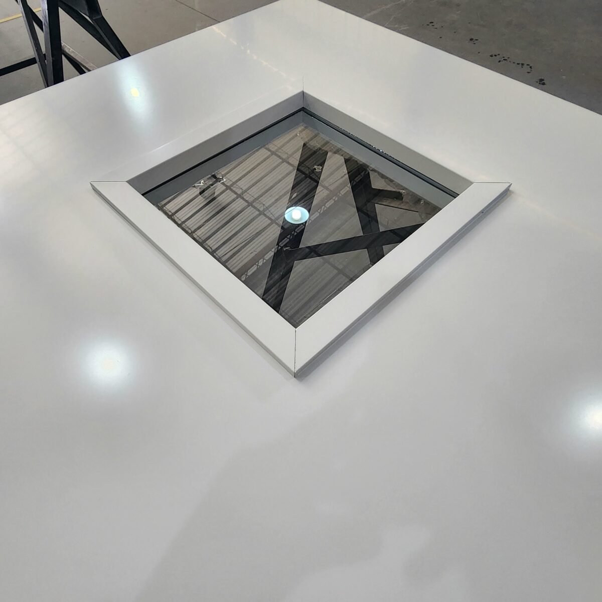 Porta em ACM branco fosco com visor de vidro incolor - Imagem 4