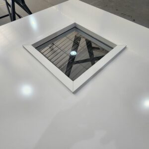 Porta em ACM branco fosco com visor de vidro incolor - Imagem 4