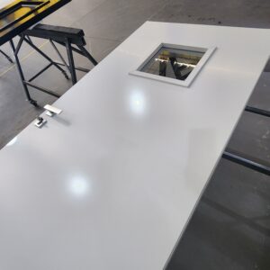 Porta em ACM branco fosco com visor de vidro incolor - Imagem 2