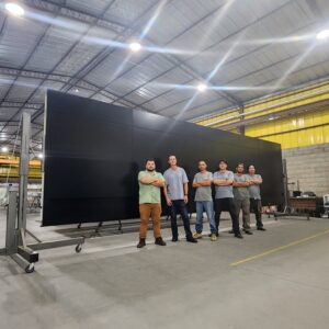 Gigante porta em ACM 2,40 x 8,25 preto fosco com puxador cava na própria porta
