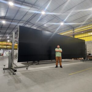 Gigante porta em ACM 2,40 x 8,25 preto fosco com puxador cava na própria porta - Imagem 3